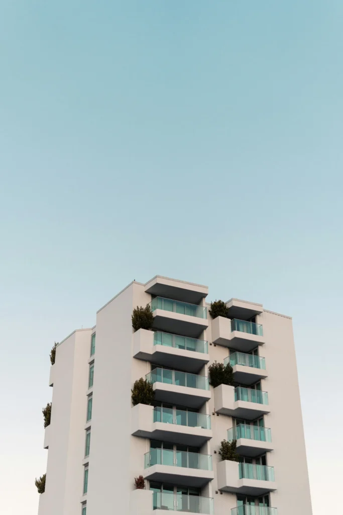 عمارة سكنية حديثة بشرفات