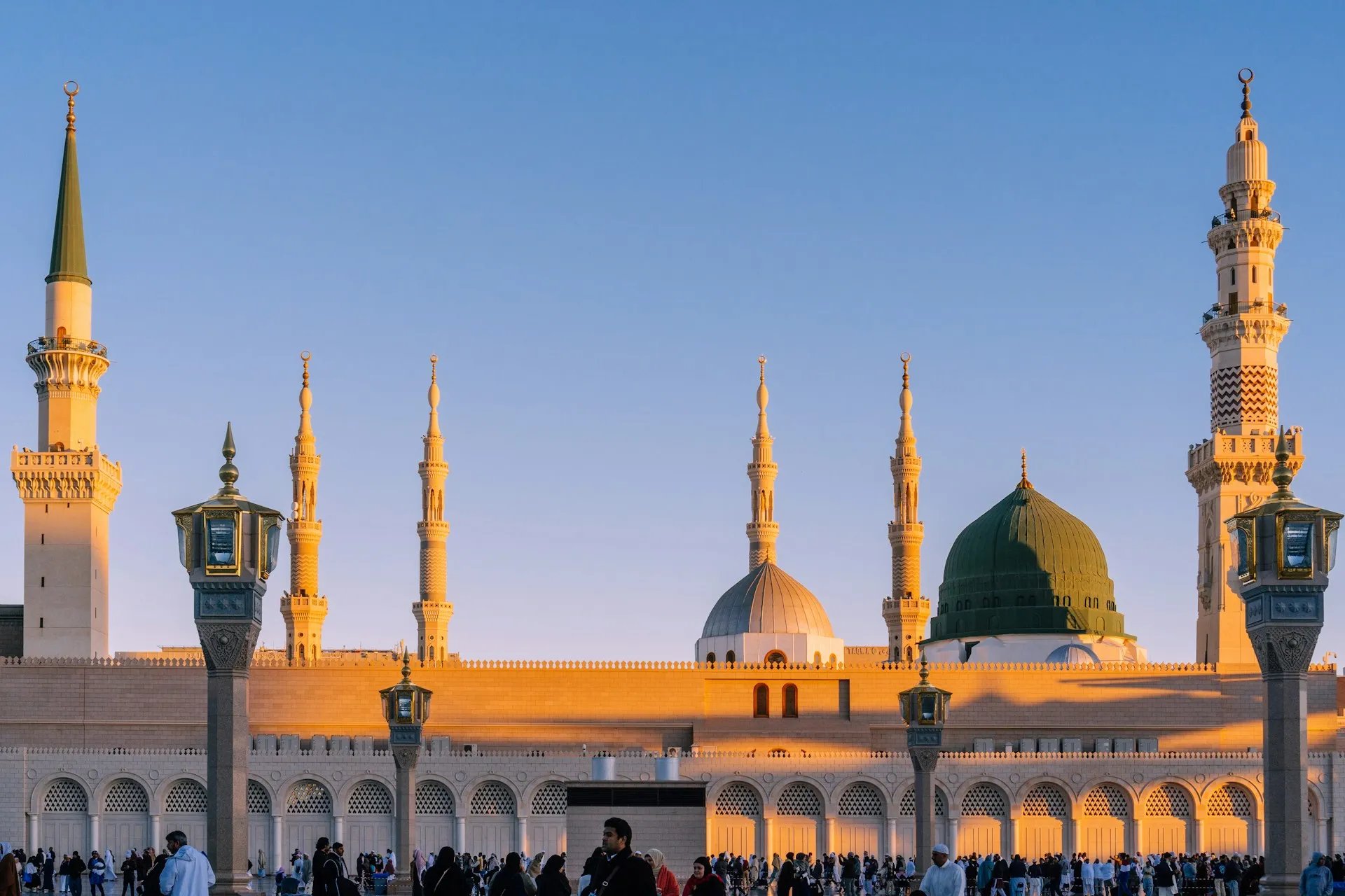 المسجد النبوي في المدينة المنورة وقت الغروب